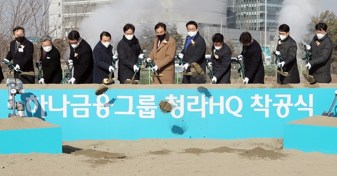 하나금융그룹 헤드쿼터 착공식에 참석한 인사들이 시삽을 하고 있다. ( 사진 = 인천경제청 제공 )