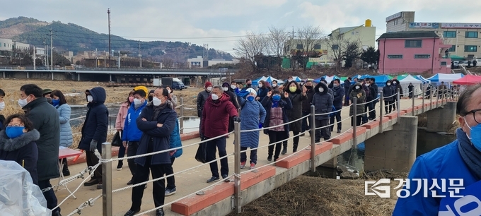 장터에 온 시민들이 출정식을 참관하고 있다. (사진=문석완 기자)