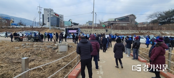 더불어민주당 포천·가평 선거대책 본부에서 신읍동 5일 장터에서 출정식을 개최하였다. (사진=문석완 기자)