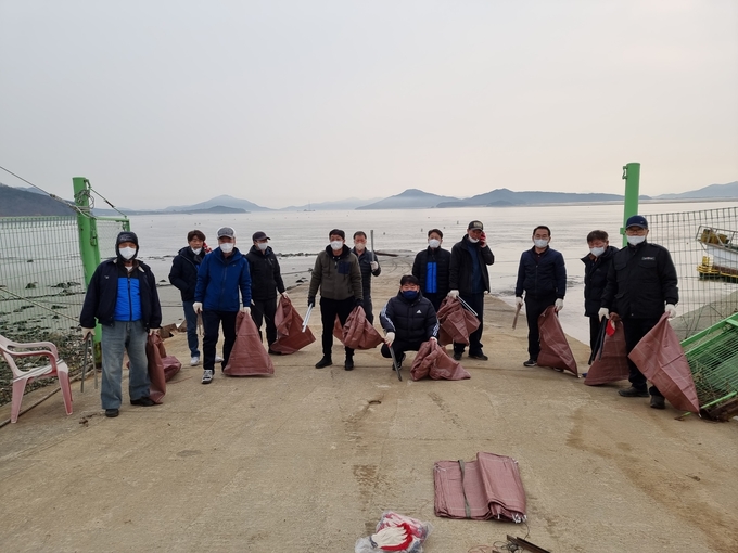 해안쓰레기 수거에 나선 교동면 이장단. ( 사진 = 강화군 제공 )