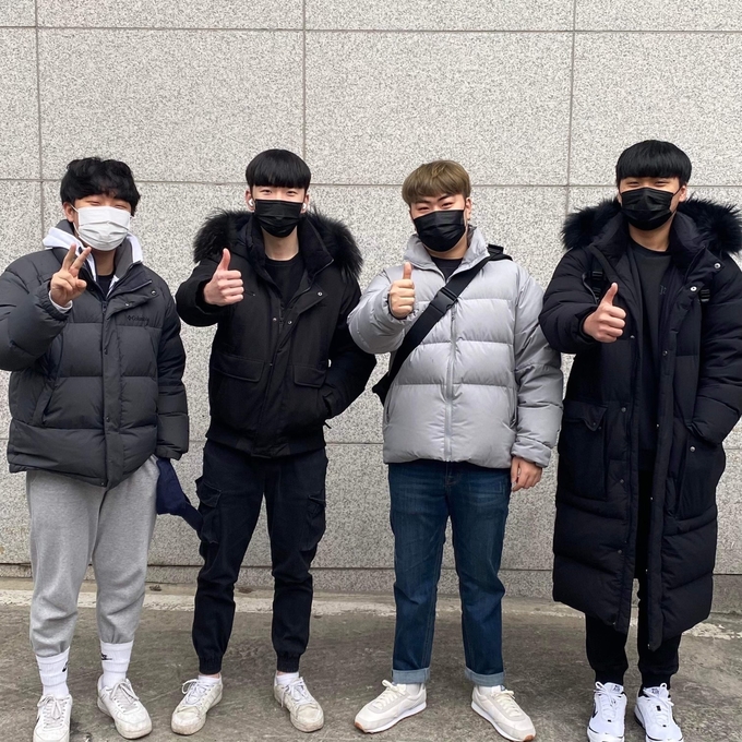 13일 자정 경기 성남시 중원구 상대원동 한 건물에서 발생한 불을 발견하고 초기 진화에 나선 성남고등학교 학생들. 왼쪽부터 이재희(19), 전민재(19), 박승주(19), 서기수(19) 학생이다. (사진=박승주 군 제공)