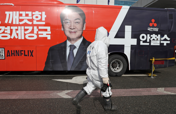16일 오전 충남 천안시 동남구 청당동 천안동남경찰서에서 경찰과 국립과학수사연구원 등이 국민의당 안철수 대선후보 유세용 버스를 합동 감식하고 있다. 전날 오후 천안 시내 도로에 주차된 이 버스에서 일산화탄소 중독으로 추정되는 사고가 발생해 버스 운전기사와 선거운동원 2명이 숨지는 사고가 발생했다. (사진=연합뉴스)