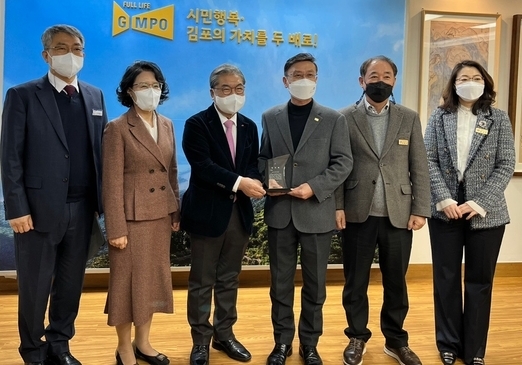 이재정 교육감(왼쪽3번째)이 김포시 정하영시장에게 감사패를 전달하고 관계자들과 함께 기념사진을 찍고 있다.(사진=김포교육지원청 제공) 
