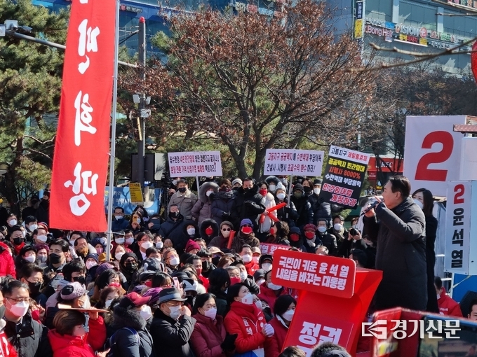 국민의힘 윤석열 대선 후보가 17일 성남 야탑역 광장을 방문해 유세를 하고있다. (사진=허수빈 기자)