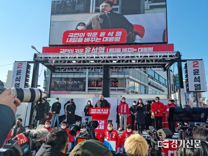 국민의힘 윤석열 대선 후보가 17일 안성 중앙시장을 방문해 유세를 하고있다. (사진=허수빈 기자)