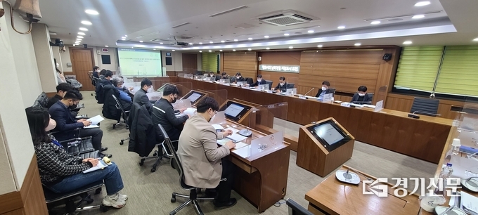 포천시청 2층 시정회의실에서 2022년 제1회 도시계획위원회가 열리고 있다. (사진=문석완 기자)