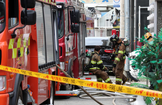지난해 3월 31일 오후 광주 북구의 한 모텔에서 불이나 진화를 마친 소방대원들이 휴식을 취하고 있다. (사진=연합뉴스 제공)