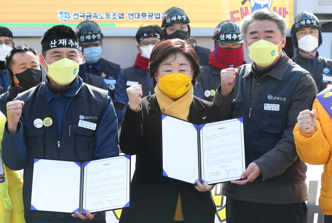 심상정 정의당 대선 후보가 17일 울산시 동구 현대중공업 정문 앞에서 조선업종노조연대와 정책 협약을 맺고 기념 촬영하고 있다. (사진=연합뉴스)