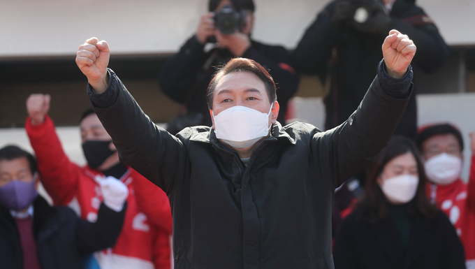 국민의힘 윤석열 대선후보가 17일 경기 성남시 분당구 야탑역 1번 출구에서 열린 "부패 없는 성남! 공정한 대한민국!" 성남 유세에서 지지자에게 인사하고 있다. (사진=연합뉴스)