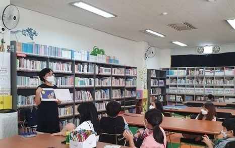 파주시 중앙도서관의 어르신 독서활동가 활동 모습(사진=파주시 제공)