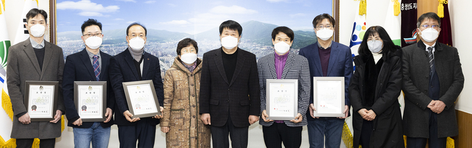 박형우 구청장과 표창을 받은 의사, 약사들이 함께 기념촬영을 하고 있다. ( 사진 = 계양구 제공 )