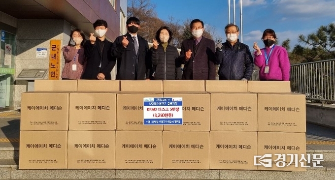 포천시 군내면 주민자치위원회 정해일 씨가 군내면에 마스크를 기탁했다. (사진=포천시 제공)