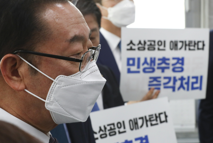 이종배 국회 예산결산특별위원회 위원장이 18일 서울 여의도 국회 예결위 위원장실에서 맹성규 간사를 비롯한 더불어민주당 예결위원들이 예결위 전체회의 속개를 촉구하자 발언을 하고 있다. (사진=국회사진기자단/연합뉴스)