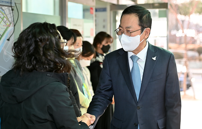 박남춘 인천시장이 18일 논현고잔동 행정복지센터를 방문하고 있다. ( 사진 = 인천시 제공 )