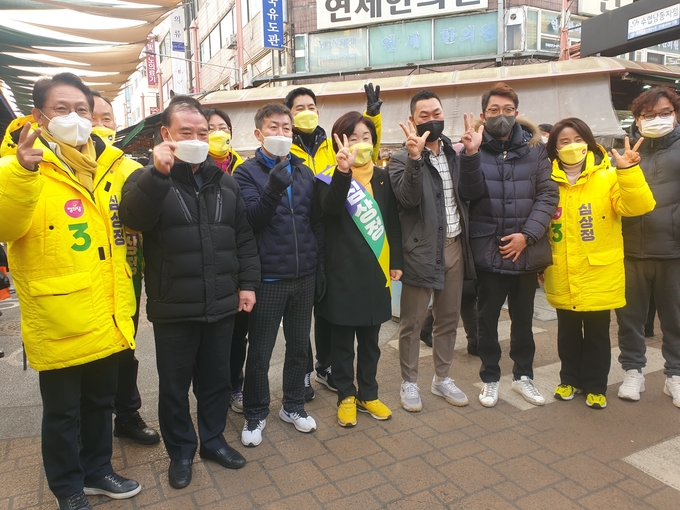 19일 오후 인천 남동구 모래네시장에서 심상정 정의당 대선 후보(가운데)가 시민들과 함께 기념사진을 찍고 있다. ( 사진 = 최태용 기자 )