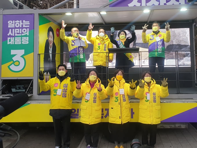 19일 오후 인천 남동구 인천터미널사거리에서 심상정 대선 후보와 정의당 관계자들이 집중유세를 진행하고 있다. ( 사진 = 최태용 기자 )