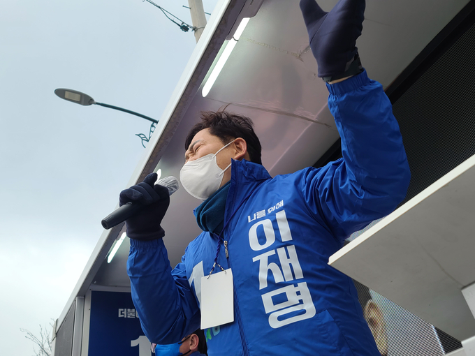 강원도를 방문 중인 더불어민주당 송영길 대표가 19일 오전 속초관광수산시장에서 이재명 대선 후보 지지를 호소하고 있다. (사진=연합뉴스)