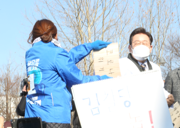 더불어민주당 이재명 후보는 20일 오전 자신의 ‘정치적 고향’인 수원에서 태권도 도복을 입고 ‘코로나 위기’ ‘자영업자 고통’이라고 적힌 송판을 격파하는 퍼포먼스를 선보이며 자신이 코로나19 상황 속에서 경제를 책임질 적임자라고 이같이 호소했다. (사진=더불어민주당 경기도당 제공)
