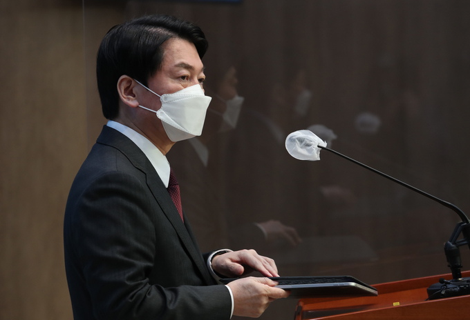 국민의당 안철수 대선후보가 20일 국회 소통관에서 "지난 일주일 기다리고 지켜보았다. 더이상의 무의미한 과정과 시간을 정리하겠다"며 국민의힘 윤석열 후보와의 단일화 결렬을 선언하고 있다. (사진=국회사진기자단/연합뉴스 제공)