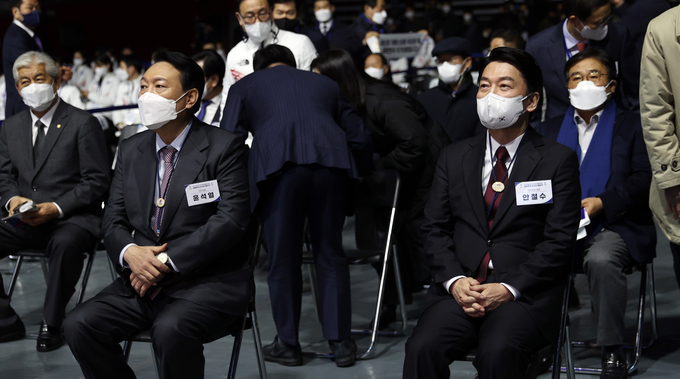 윤석열 대선 후보와 국민의당 안철수 대선 후보가 지난달 25일 서울 송파구 올림픽홀에서 열린 2022 제24회 베이징 동계올림픽 선수단 결단식에 참석했다. (사진=연합뉴스 제공)