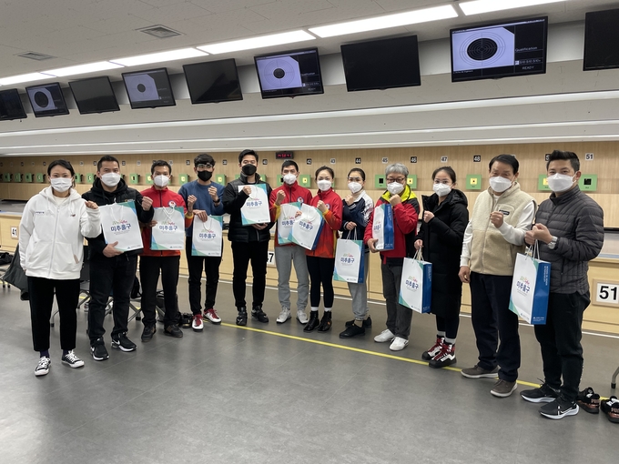 미추홀구 사격선수단은 옥련국제사격장에서 전지훈련 중인 베트남 사격 국가대표팀에 선물을 전달했다. ( 사진 = 미추홀구 제공 )