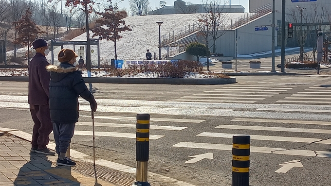 노인보행에 적합하도록 설계된 횡단보도..(사진=파주시 제공)