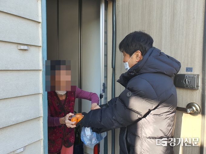 독거노인을 대상으로 안부확인과 밑반찬 제공 (사진=중앙동 제공)