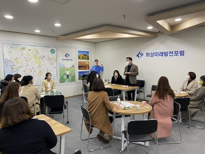 지난 17일 병점 사무실에서 열린 화성시 가정어린이집 연합회 임원들과의 간담회 모습. (사진=화성미래발전포럼 제공)