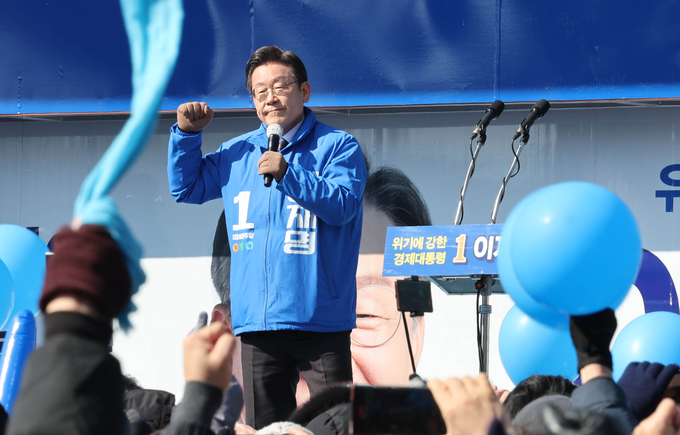 더불어민주당 이재명 대선 후보가 20일 오후 경기도 안양시 안양중앙공원에서 열린 "'안양'하세요, 이재명과 발전하는 경기 남부!" 안양 유세에서 지지자들의 환호에 답하고 있다. (사진=연합뉴스)