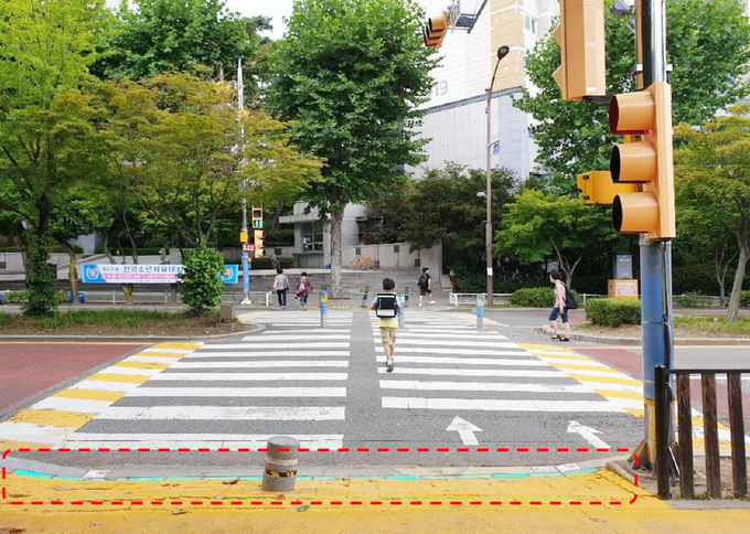 LED 바닥 신호등이 설치된 과천 문원초등학교 앞.(사진=과천시 제공)<br>
