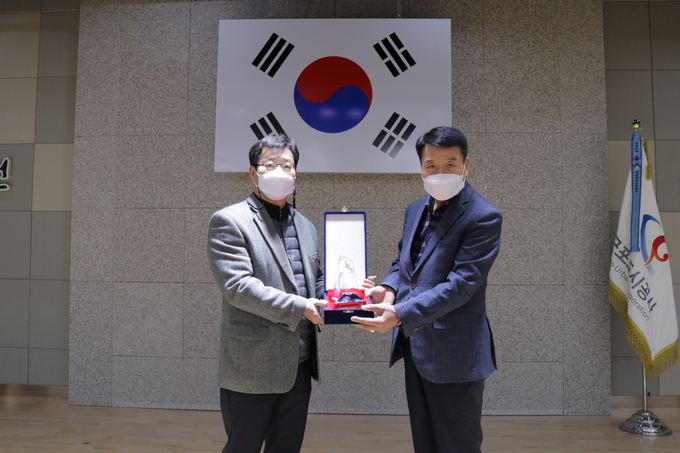 군포도시공사가 군포시장애인체육회 군포시테니스협회로부터 감사패를 받고 있다.(사진=군포도시공사 제공)