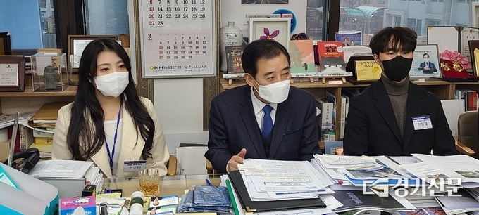 공로패 증정 후 퇴직 교원들과 박윤국 포천시장이 차담을 나누고 있다. 왼쪽부터 권수민 일일 명예 포천시장, 박윤국 포천시장, 한민재 일일 명예 자치행정국장. (사진=문석완 기자)