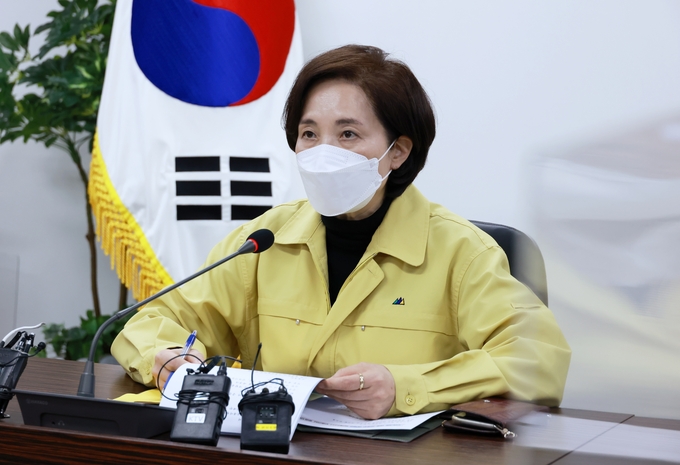 21일 유은혜 사회부총리 겸 교육부 장관이 새 학기 오미크론 대응 비상 점검 지원단 가동 및 교육부 대책반 회의에 참석해 발언하고 있는 모습. (사진= 연합뉴스 제공)