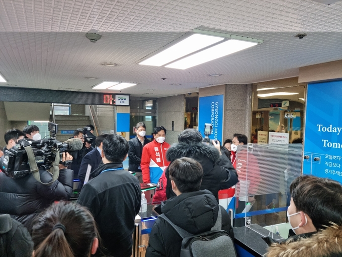 국민의힘 의원들은 21일 경기도주택도시공사(GH)를 항의 방문해 이재명 대선 후보의 ‘GH 옆집 캠프’ 관련 의혹 해명을 촉구했다. (사진= 허수빈 기자)