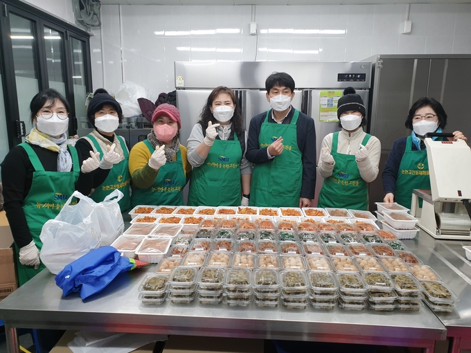 홀몸노인 등을 대상으로 사랑의 반찬 나눔행사를 진행 중인 논현고잔동 지역사회보장협의체 회원들. ( 사진 = 남동구 제공 )