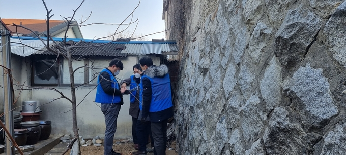 남양주시 다산행정복지센터는 지난 21일 주택가 옹벽, 축대(담장) 등에 대한 안전 점검을 실시했다.(사진=남양주시 제공)