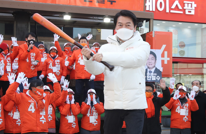 안철수 국민의당 대선 후보가 22일 부산 중구 광복로 선거유세에서 '4번 타자'를 강조하며 야구 배트를 휘두르는 퍼포먼스를 펼치고 있다. (사진=연합뉴스)