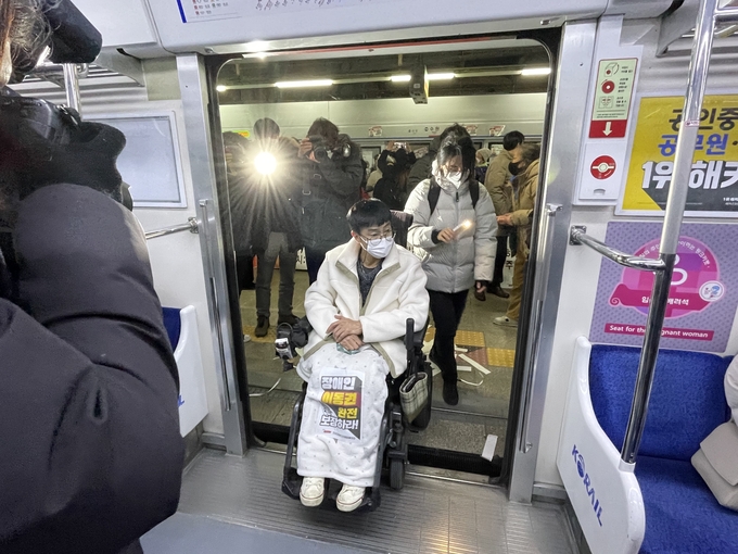 22일 오후 2시쯤 수원역 1호선 승강장에서 경기장애인차별철폐연대가 장애인 이동권 보장·경기도 장애인 탈시설 시범사업을 촉구하는 집회를 열었다. (사진=김한별 기자)