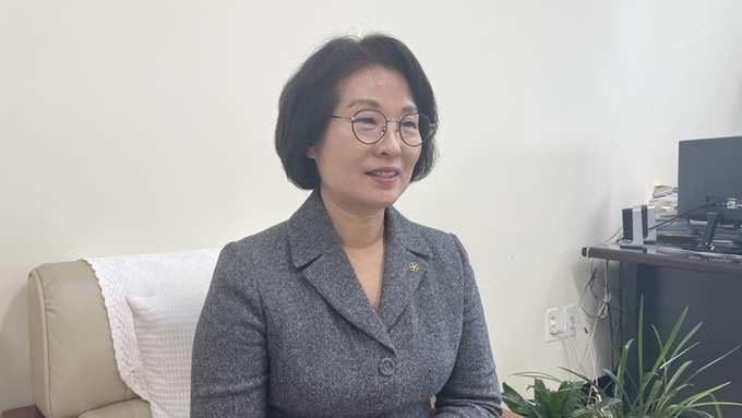 8년 4개월 간 연수문화원을 이끌어온 조복순 원장이 24일 퇴임한다. 문화원 강좌 수강생으로 또 다른 봉사준비에 나선다. ( 사진 = 유정희 기자)