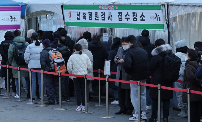  22일 오전 서울역 임시선별검사소에서 시민들이 코로나19 검사를 받기 위해 줄을 서 있다. 중앙방역대책본부는 이날 0시 기준으로 확진자가 9만9573명 늘었다고 밝혔다. (사진=연합뉴스/자료사진)