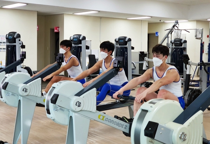 전지훈련에 매진하고 있는 인천항만공사 조정선수단. ( 사진 = 인천항만공사 제공 )