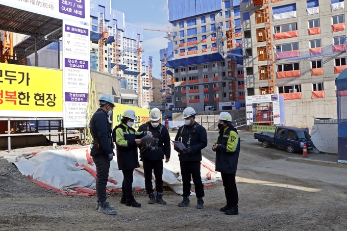 광주소방서 의용소방대 관계자가 관내 대형 공사장을 방문해 화재예방지도활동을 하고 있다.(사진=광주소방서 제공)