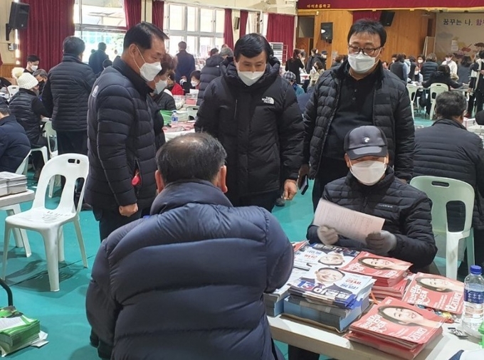 박부영 남양주시장 권한대행은 공보물 작업 현장을 방문해 공보 발송 등의 선거 사무에 관심을 기울일 것을 당부했다.(사진=남양주시 제공)