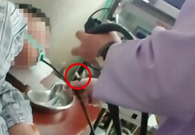 수면내시경 중 전자담배를 피우고 있는 내과의원 원장. (캡처=제보자 B씨/연합뉴스 제공) 
