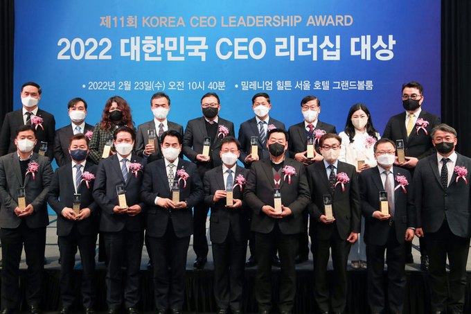 백군기 용인시장이 23일 '제11회 2022 대한민국 CEO 리더십 대상'에서 혁신경영 부문 대상을 수상하고 참석자들과 기념촬영을 하고 있다.(사진= 용인시 제공)
