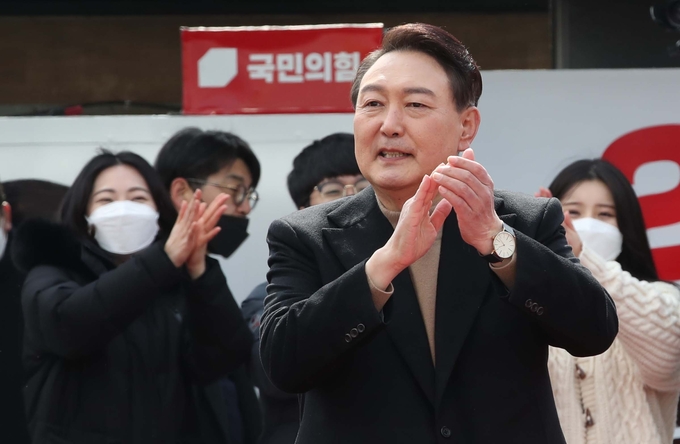 국민의힘 윤석열 대선 후보가 23일 오후 전남 목포시 목포역 광장에서 열린 '국민이 키워주신 윤석열, 목포의 눈물을 닦아드리겠습니다' 유세에서 지지를 호소하고 있다. (사진=공동취재/연합뉴스 제공)