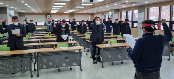 포천시산림조합 조합원들이 무재해 결의 구호를 제창하고 있다. (사진=포천시산림조합 제공)