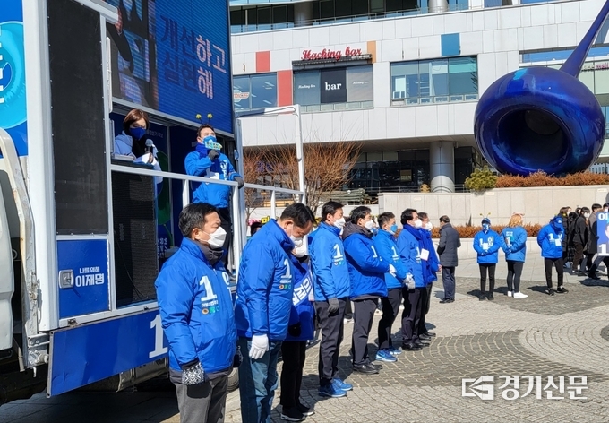 유세차에 오른 더불어민주당 박정(파주을) 경기도당 꿀벌선대위 상임선대위원장 (사진=김혜진 기자)