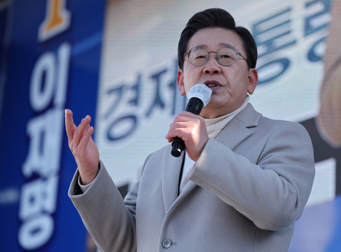  더불어민주당 이재명 대선후보가 23일 충남 당진시 당진어시장에서 열린 '서해안의 중심도시 당진, 이재명이 만들겠습니다!' 당진 유세에서 지지를 호소하고 있다. (사진=연합뉴스 제공)