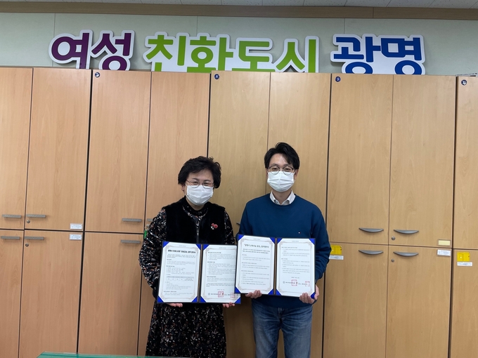 광명시는 지난 22일 21개 학원을 대표하여 광명시학원연합회 김해수 총무이사가 참석하여 맏춤형 학원비 지원 업무 협약을 가졌다.(사진=광명시 제공)